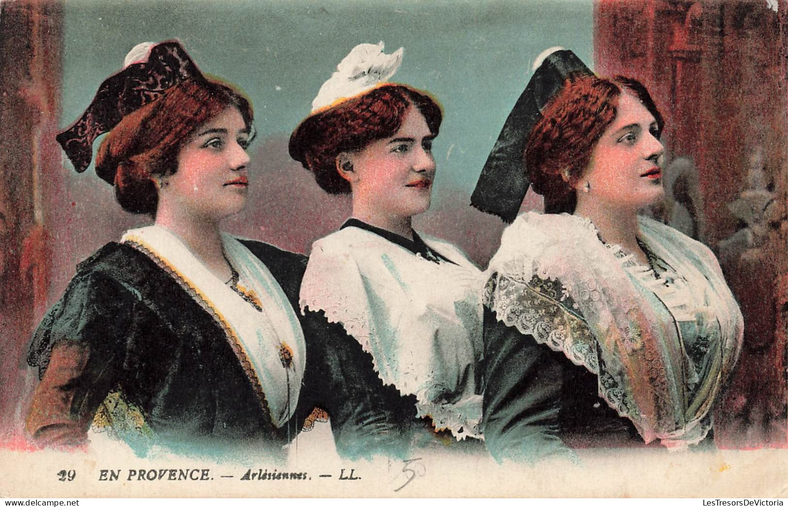 FOLKLORE - Costumes - En Provence - Arlésiennes - Carte Postale Ancienne - Costumes