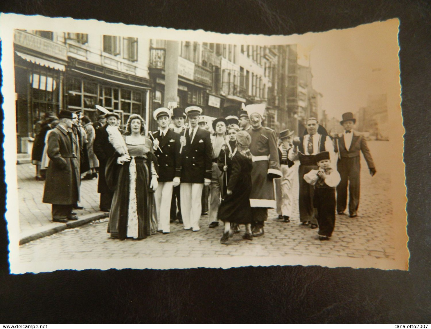 BINCHE: TRES RARE PHOTO 8,5X13,5  D'UN GROUPE(A SITUER) COSTUME POUR LE CARNAVAL (PAS DE DATE) ANNEES FIN 40 DEBUT 50 ?? - Binche