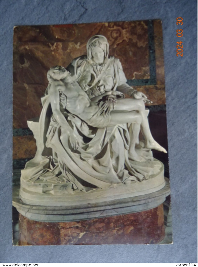 LA PIETA DI    MICHELANGELO - Sculture