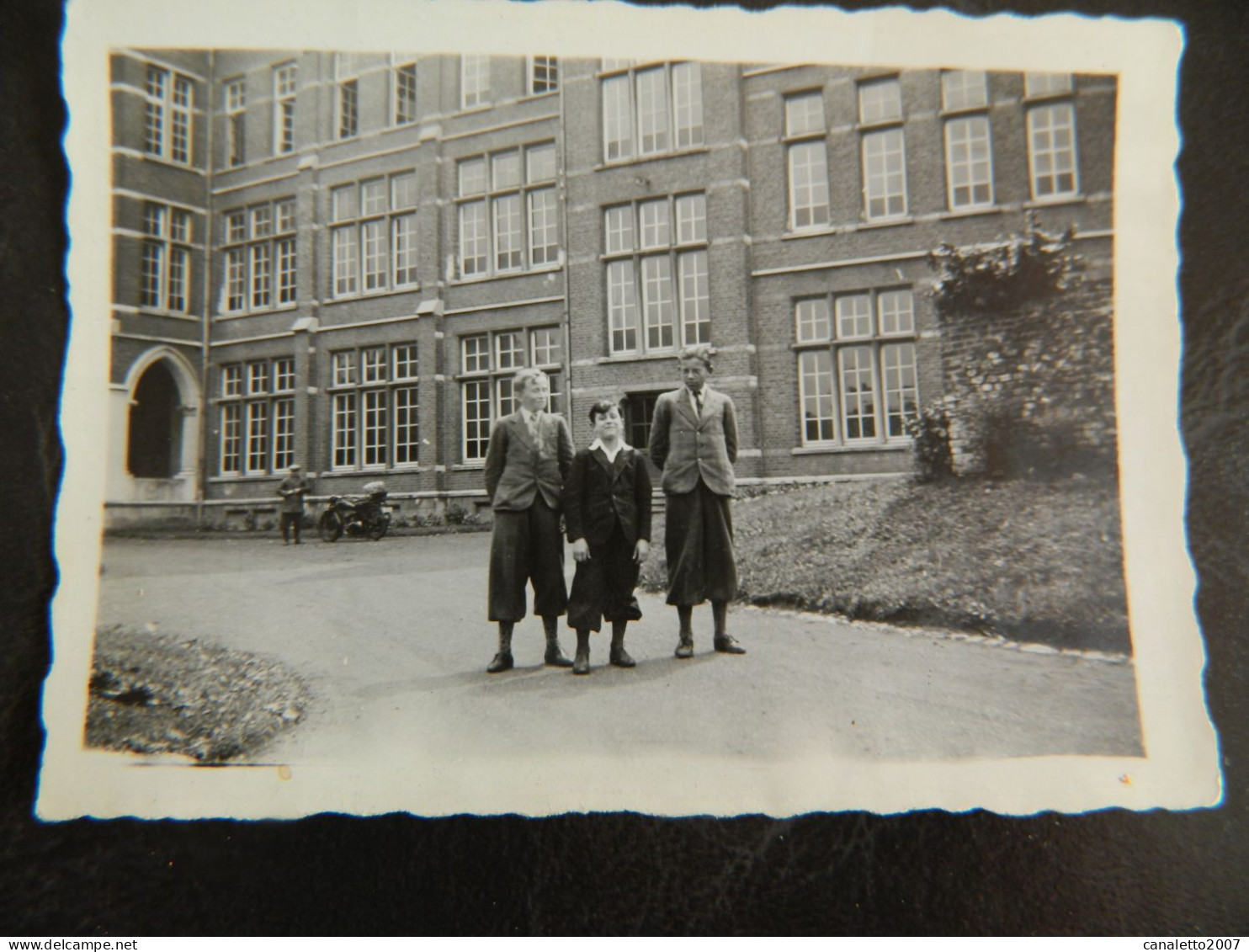 NIVELLES:  PHOTO 6X9 DE 3 ETUDIANTS DANS LA COUR D'UNE GRANDE ECOLE  EN 1939 - Nivelles