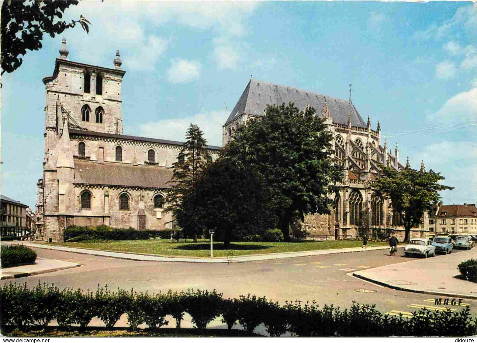 Automobiles - Beauvais - Eglise Saint-Etienne - CPM - Voir Scans Recto-Verso - PKW