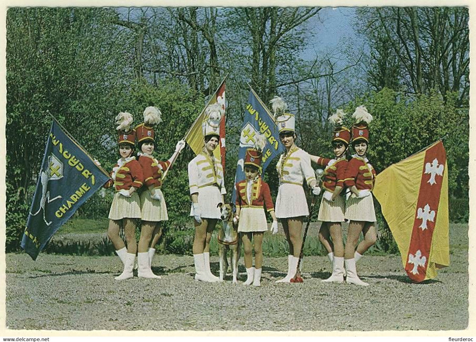 88 - BM53960CPM - CHARMES - MAJORETTES - Tambour Major Et Les Drapeaux - Très Bon état - VOSGES - Charmes