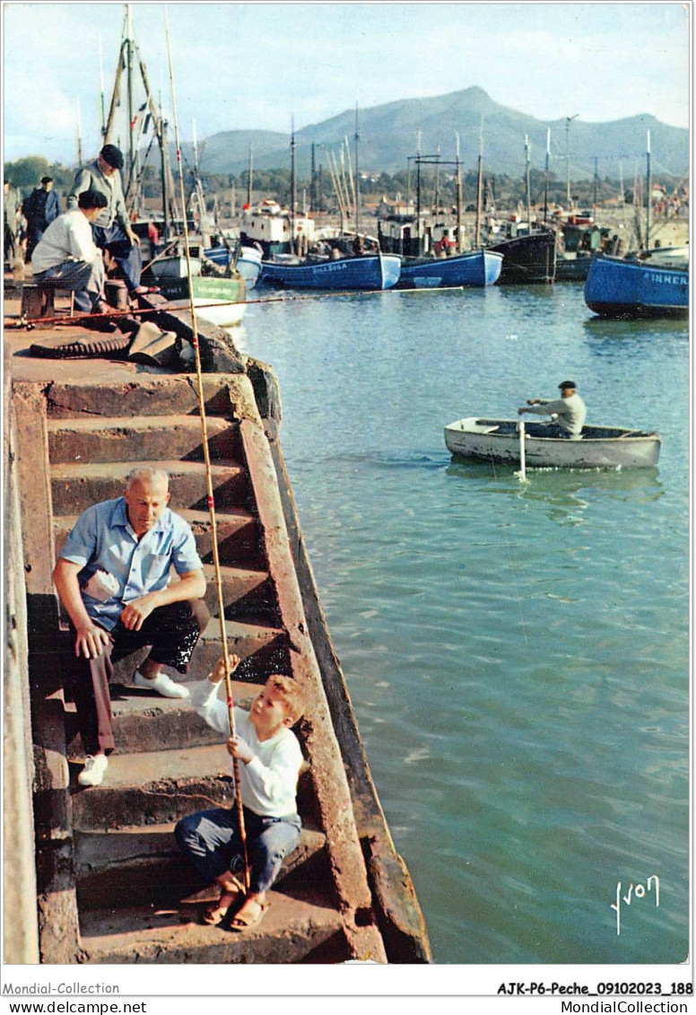 AJKP6-0629 - PECHE - LE PAYS BASQUE - SAINT-JEAN-DE-LUZ - LE PORT DANS LE FOND - LA RHUNE  - Pesca