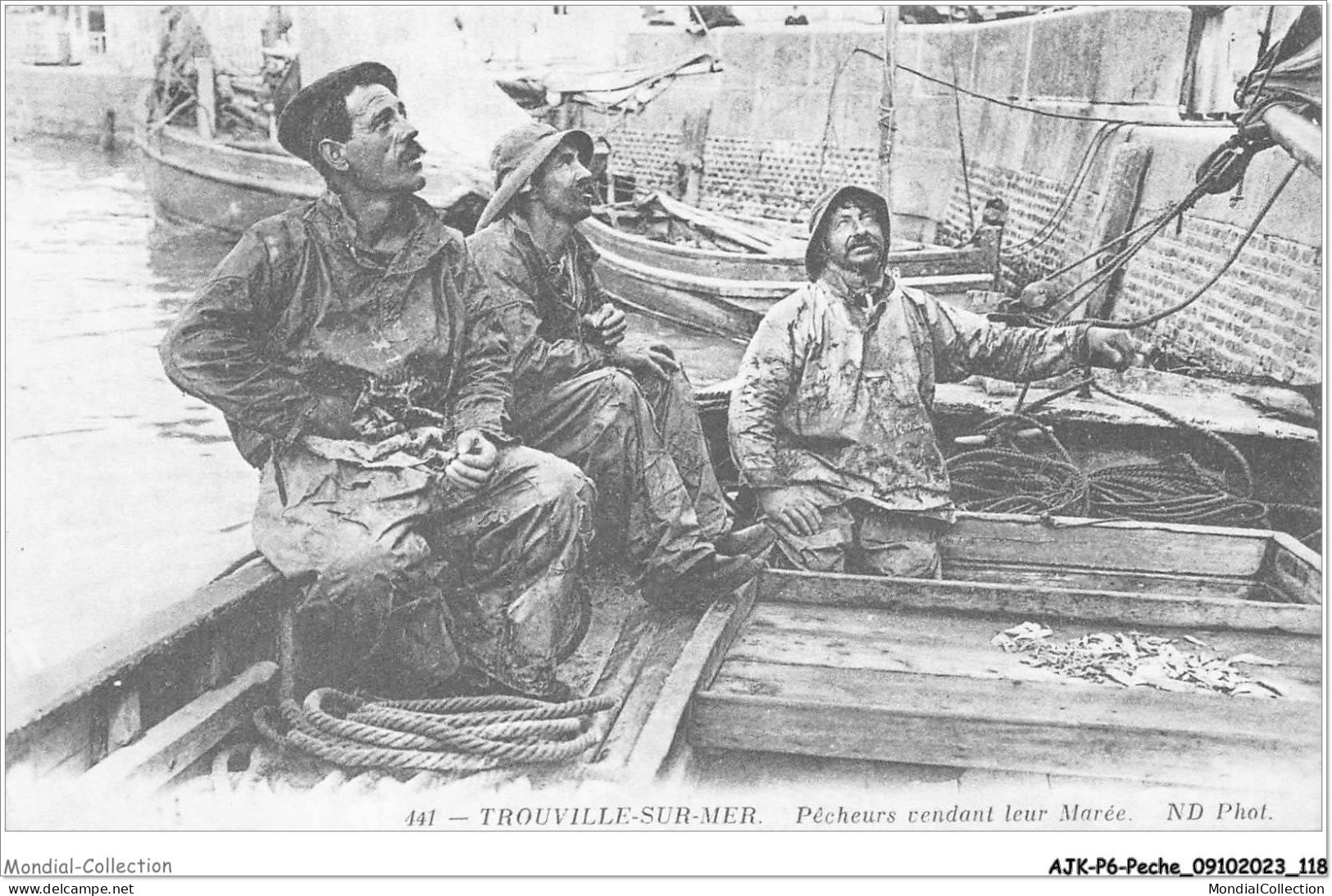 AJKP6-0594 - PECHE - TROUVILLE-SUR-MER - PECHEURS TENDANT LEUR MAREE  - Fishing