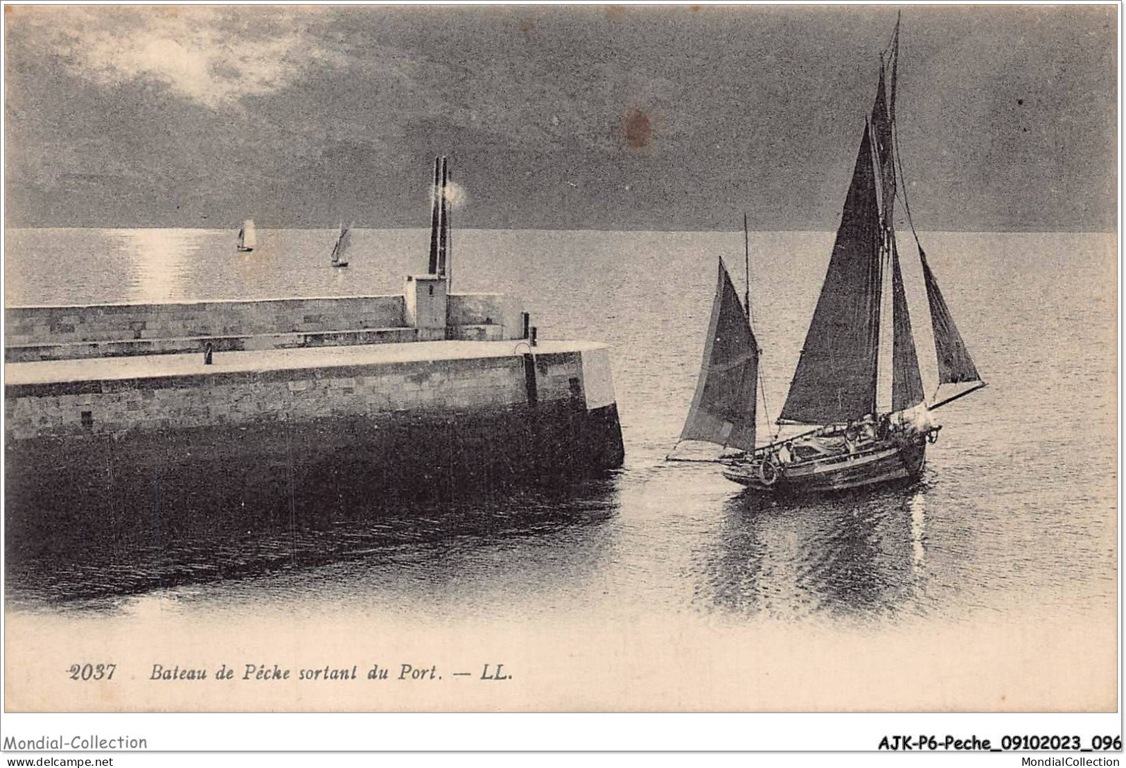 AJKP6-0583 - PECHE - BATEAU DE PECHE SORTANT DU PORT  - Pêche