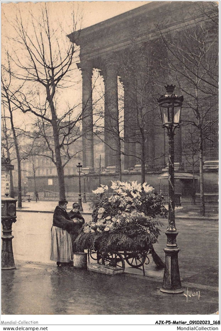 AJKP5-0515 - METIER - MARCHANDES DE FLEURS - PLACE DE LA MADELEINE  - Marchands Ambulants