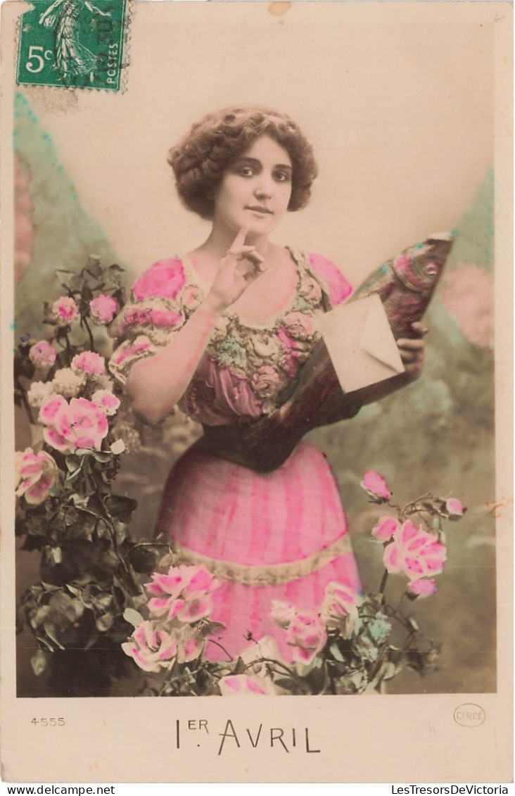 FETES ET VOEUX - 1er Avril - Une Femme Tenant Un Poisson - Colorisé - Carte Postale Ancienne - Erster April