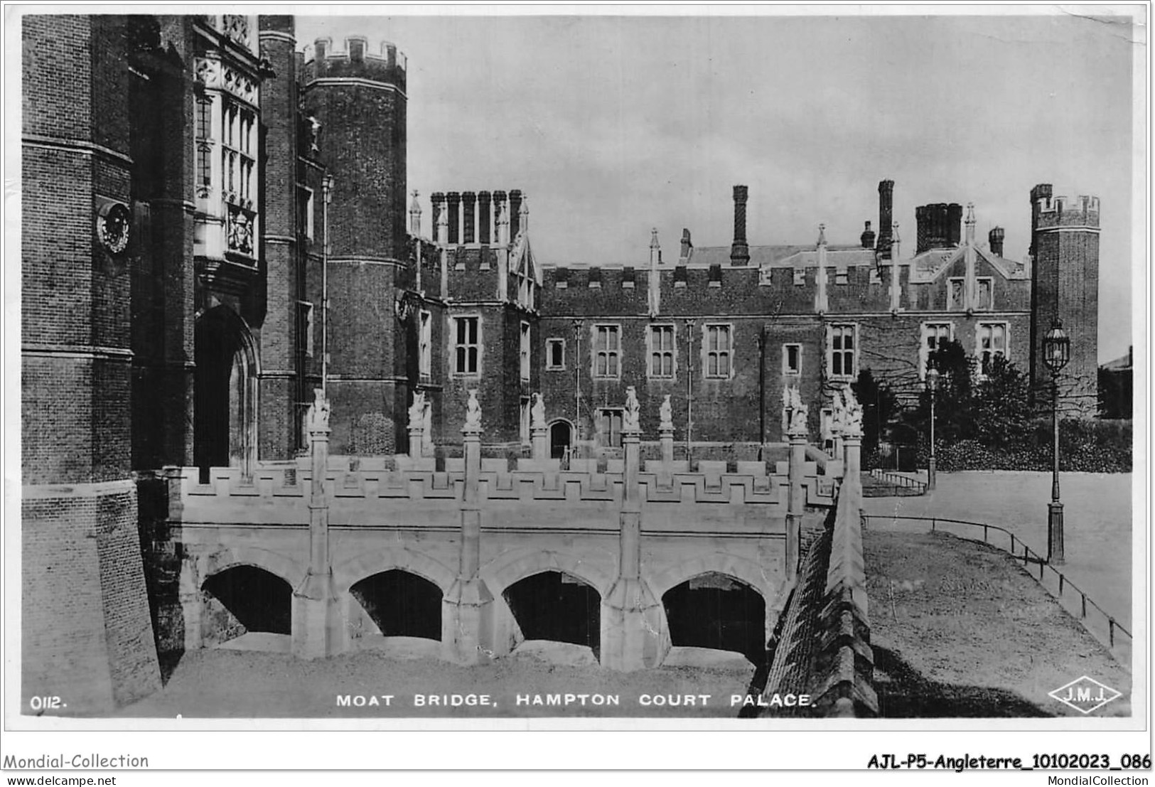 AJLP5-ANGLETERRE-0443 - Moat Bridge - Hampton Court Palace - Hampton Court