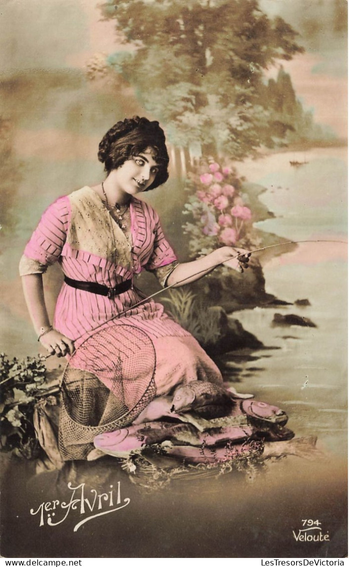 FETES ET VOEUX - 1er Avril - Une Femme Tenant Filet - Colorisé - Carte Postale Ancienne - 1° Aprile (pesce Di Aprile)