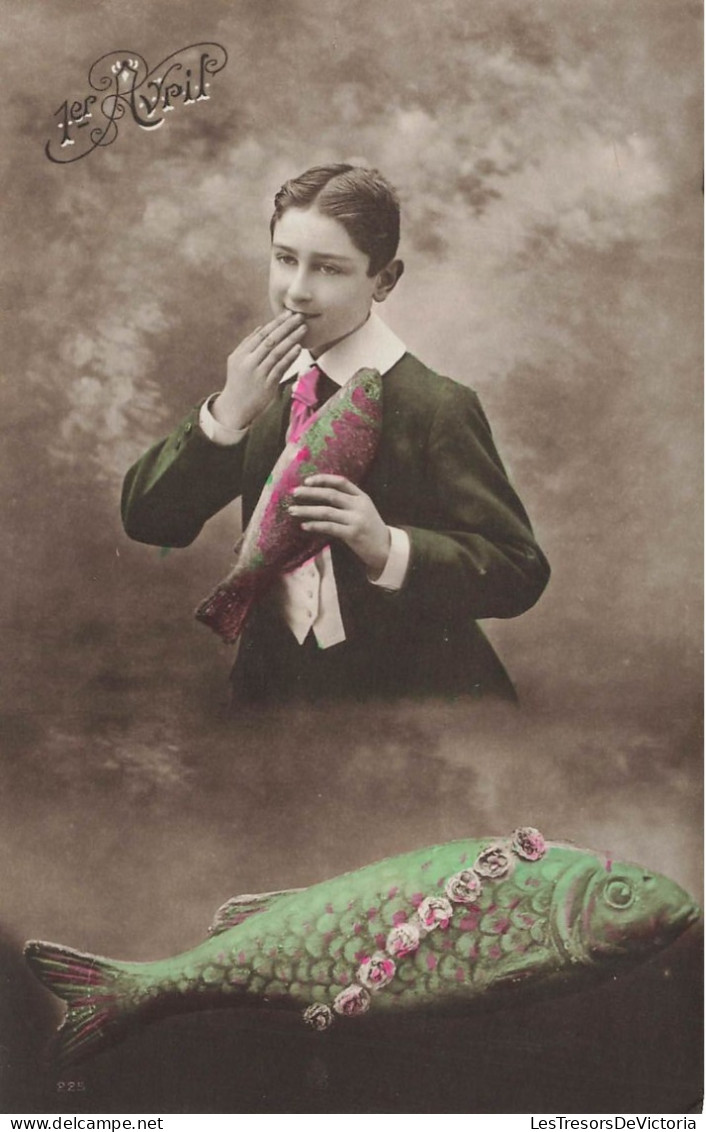 FETES ET VOEUX - 1er Avril - Un Petit Garçon Tenant Un Poisson - Colorisé - Carte Postale Ancienne - 1er Avril - Poisson D'avril