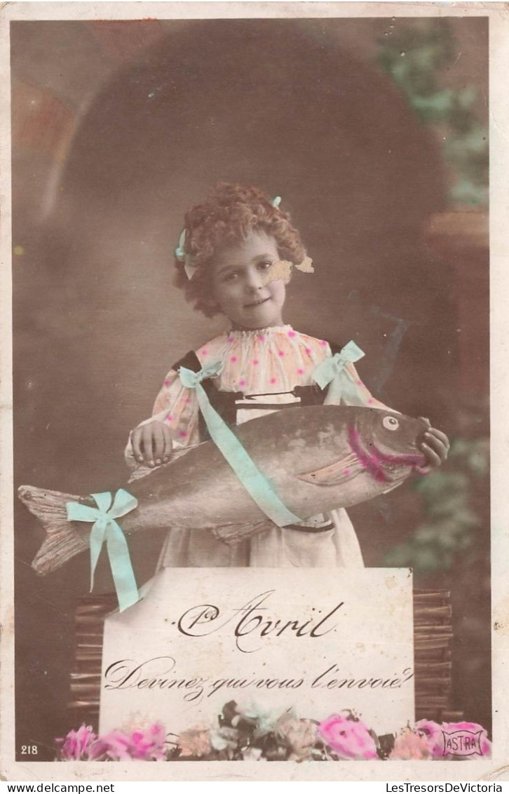 FETES ET VOEUX - 1er Avril - Une Fille Montrant Un Grand Poisson - Colorisé - Carte Postale Ancienne - 1 April (aprilvis)