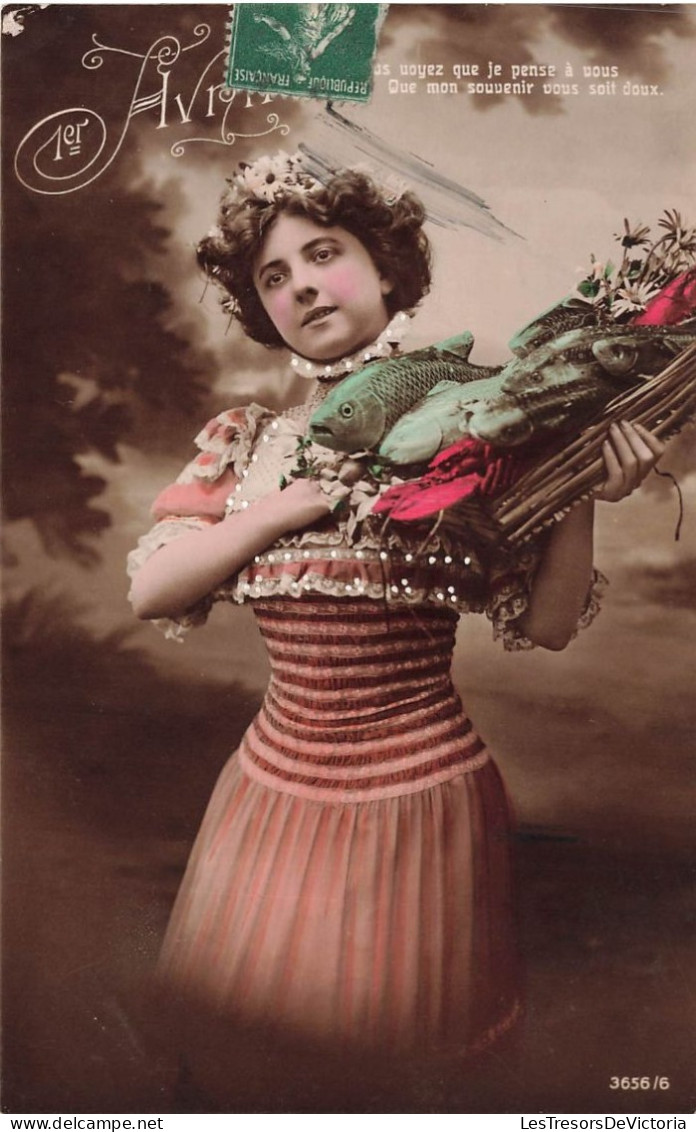 FETES ET VOEUX - 1er Avril - Une Femme Tenant Un Panier De Poisson - Colorisé - Carte Postale Ancienne - 1er Avril - Poisson D'avril