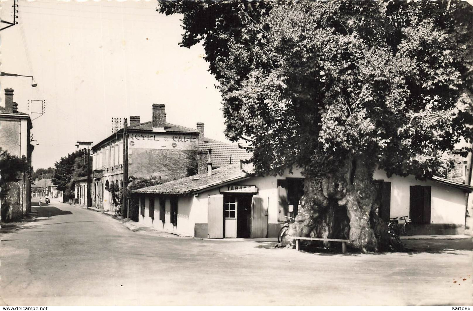 Biscarosse * La Place De L'église * Hôtel Café - Biscarrosse