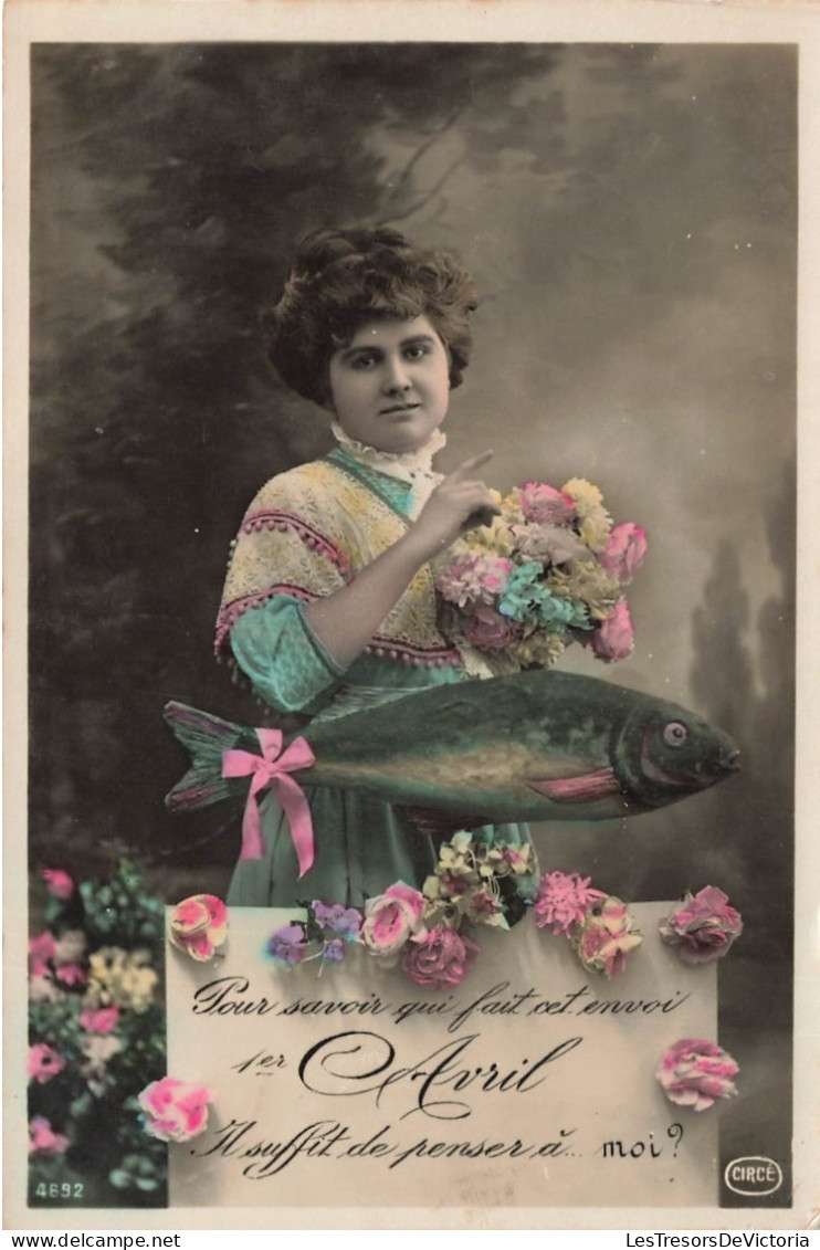 FETES ET VOEUX - 1er Avril - Une Femme Tenant Un Bouquet De Fleurs - Colorisé - Carte Postale Ancienne - April Fool's Day