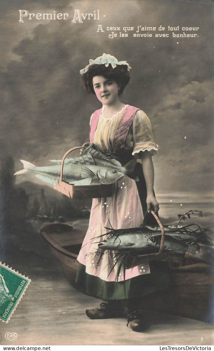 FETES ET VOEUX - 1er Avril - Une Femme Avec Des Paniers De Poissons - Colorisé - Carte Postale Ancienne - 1° Aprile (pesce Di Aprile)