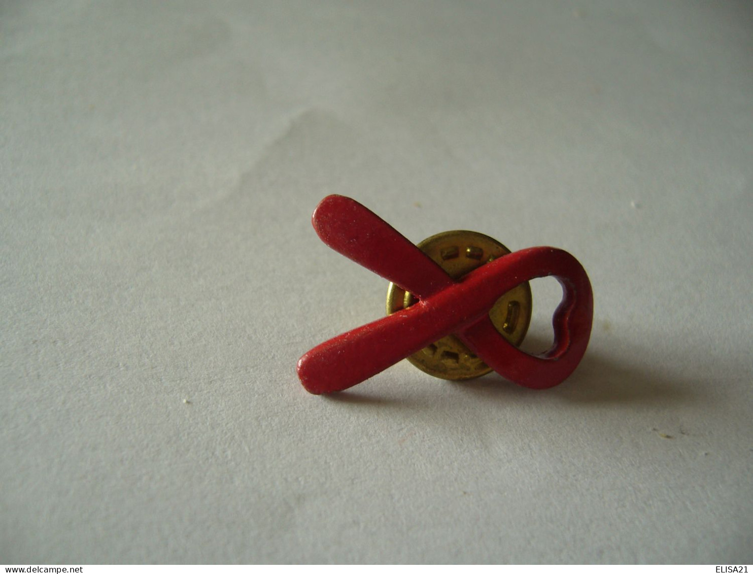 PIN'S PINS PIN PIN’s ピンバッジ  RUBAN ROUGE LUTTRE CONTRE LE SIDA - Associations