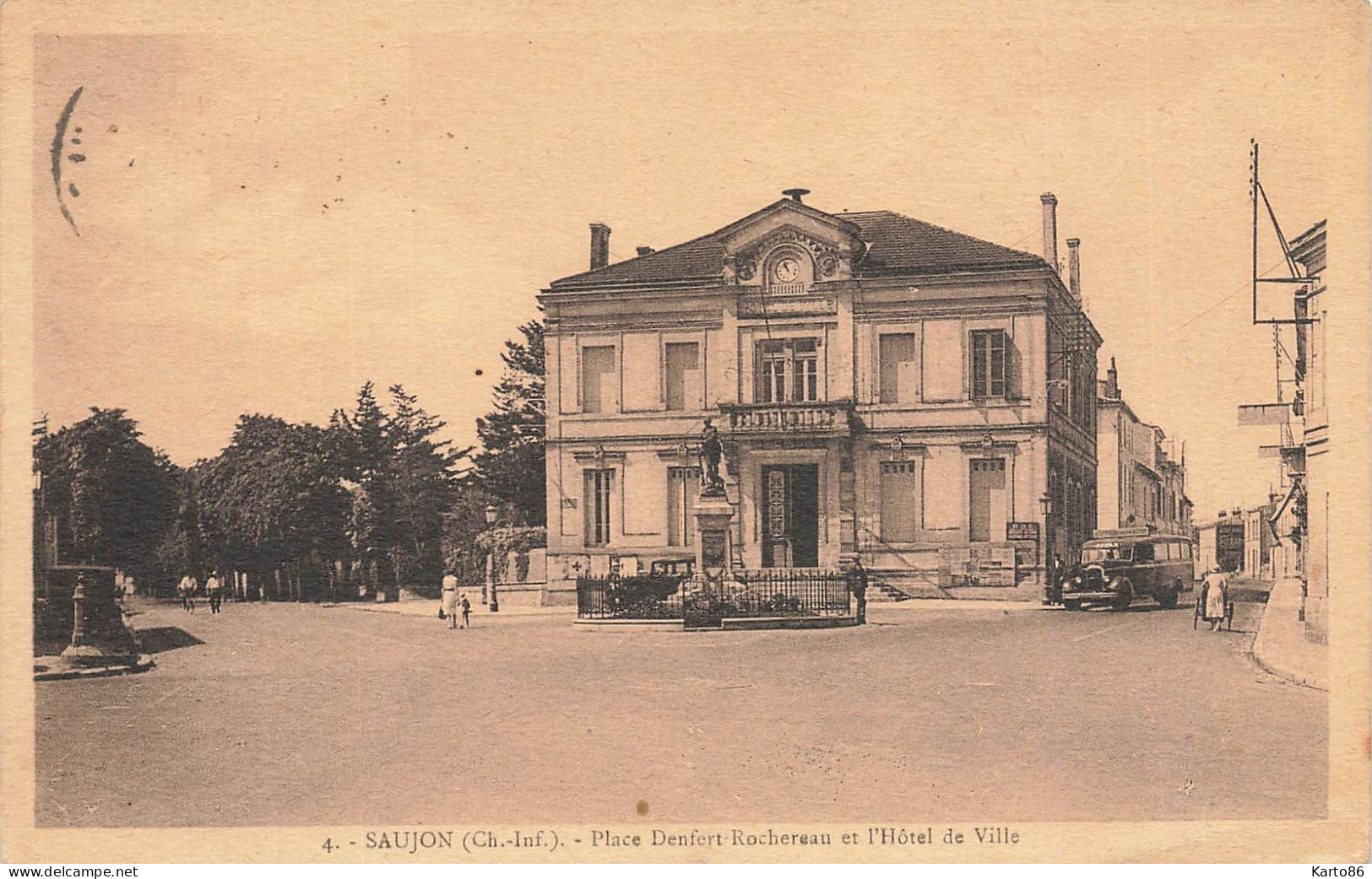 Saujon * La Place Denfert Rochereau Et L'hôtel De Ville - Saujon