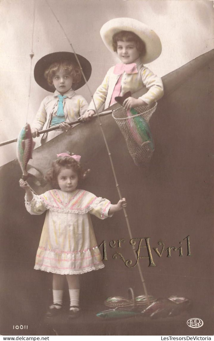 FETES ET VOEUX - 1er Avril - Des Enfants Tenant Une Canne à Pêche Et Un Filet - Colorisé - Carte Postale Ancienne - 1° Aprile (pesce Di Aprile)