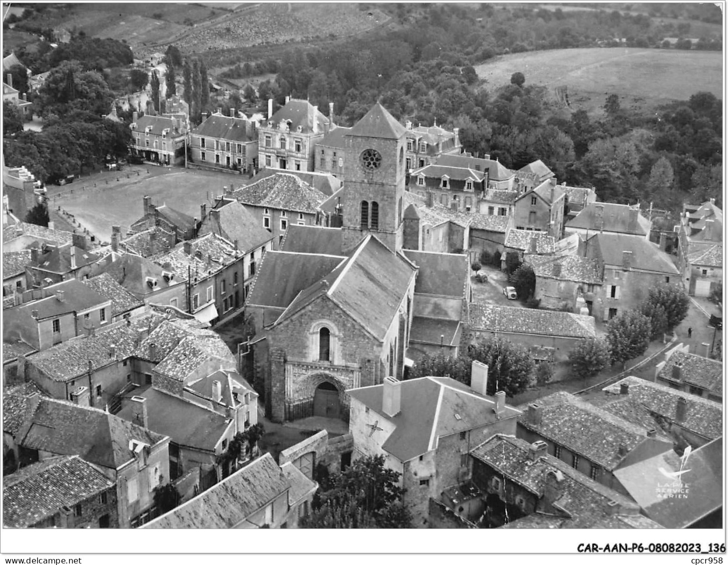 CAR-AANP6-79 CPSM-0527 - ARGENTON-CHATEAU - Léglise Et La Grande Place - 15x10cm - Argenton Chateau