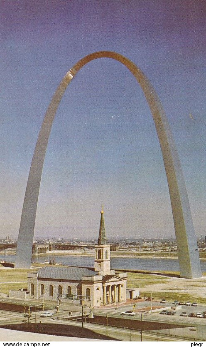0-USAMO 01 02 - ST. LOUIS - GATEWAY ARCH AND THE OLD CATHEDRAL - St Louis – Missouri