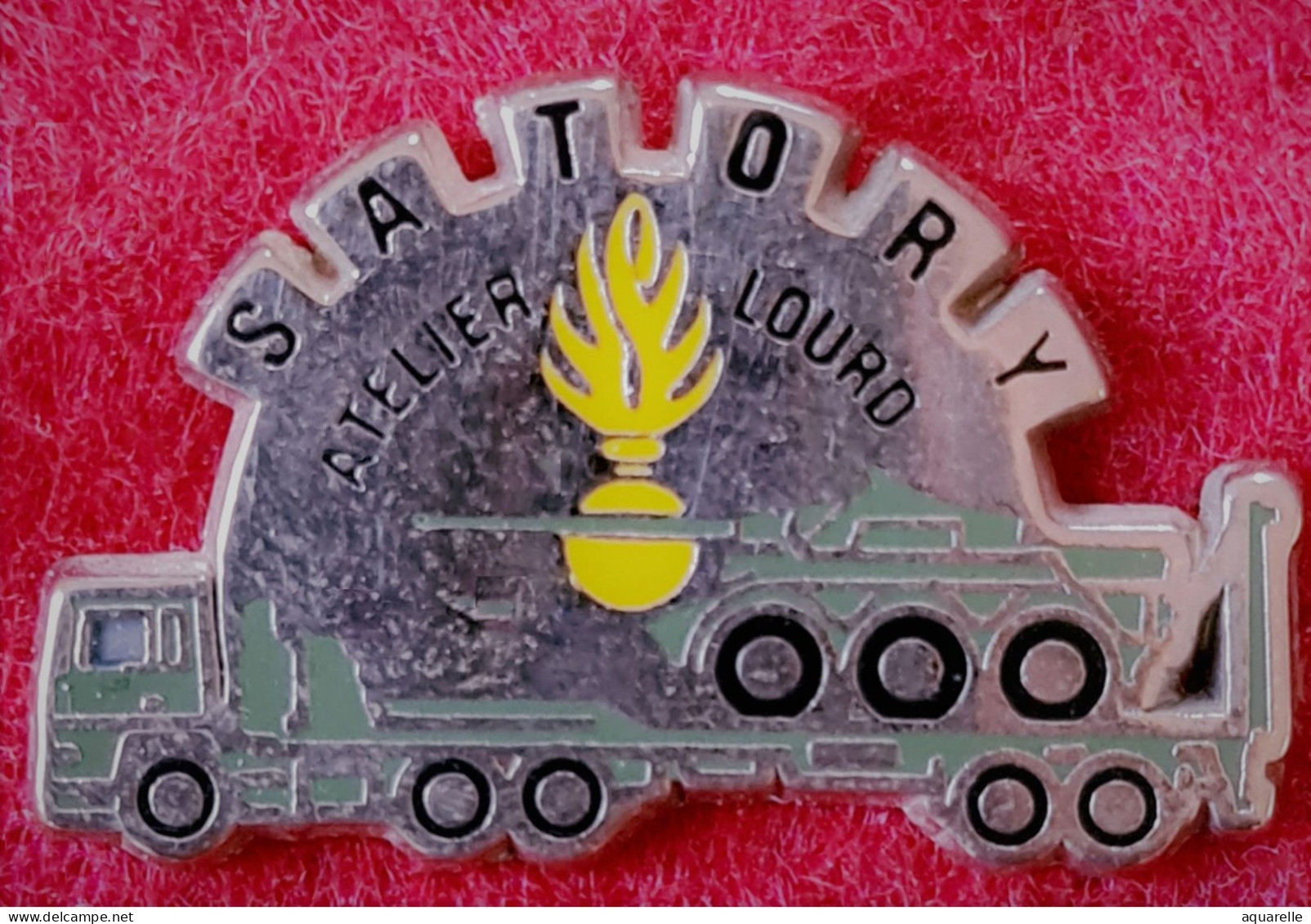 SUPER PIN'S MILITARIA "SATORY", VEHICULE ATELIER, LOURD En ZAMAC Base ARGENT - Militares