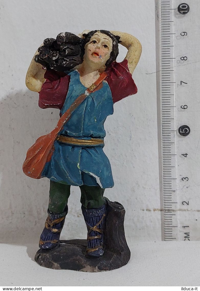 54811 Pastorello Presepe - Statuina In Resina - Ragazzo Che Porta Legna - 9 Cm - Crèches De Noël