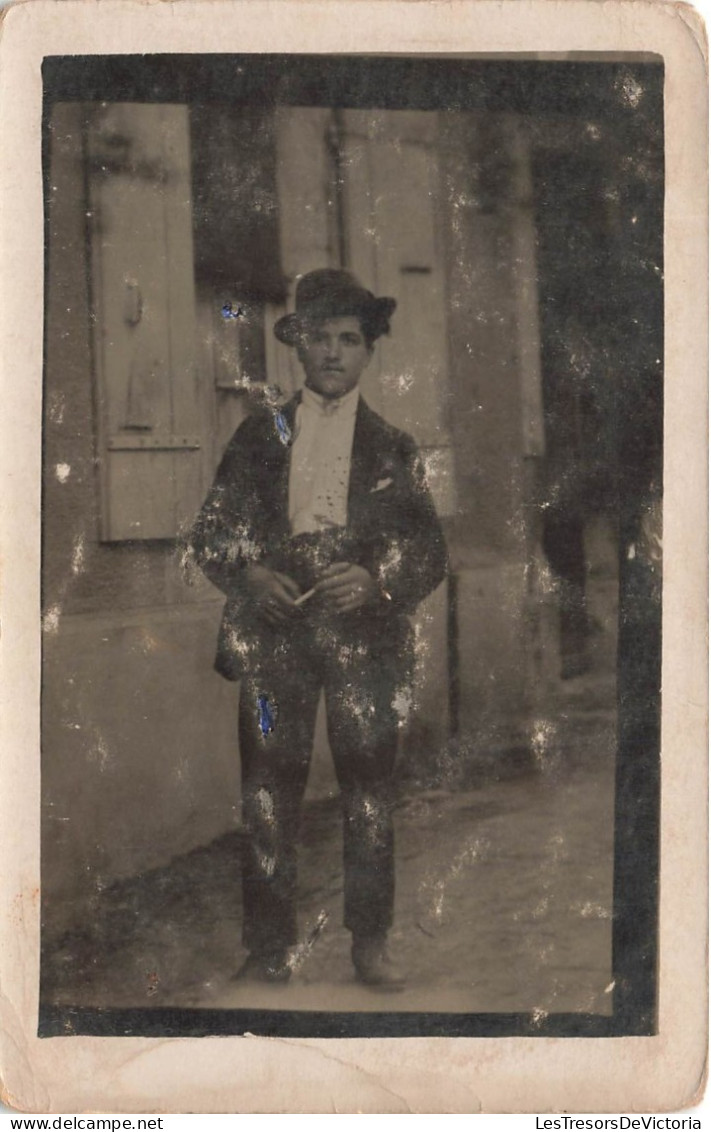 CARTE PHOTO - Homme En Costumes - Carte Postale Ancienne - Fotografie