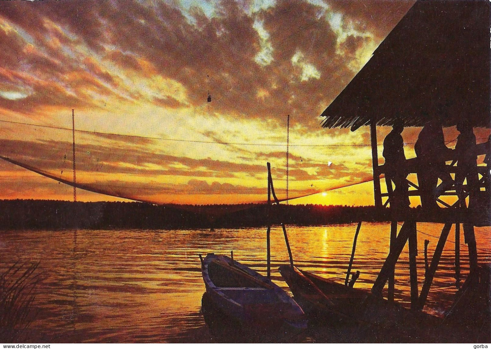 *CPM - Coucher De Soleil Sur Un étang - Barques, Cabanes - Contre La Lumière