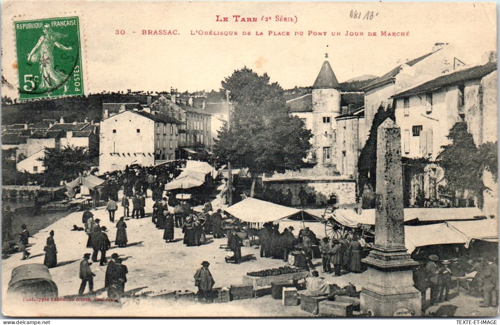 81 BRASSAC - L'obelisque De La Place Du Pont Et Marche  - Brassac