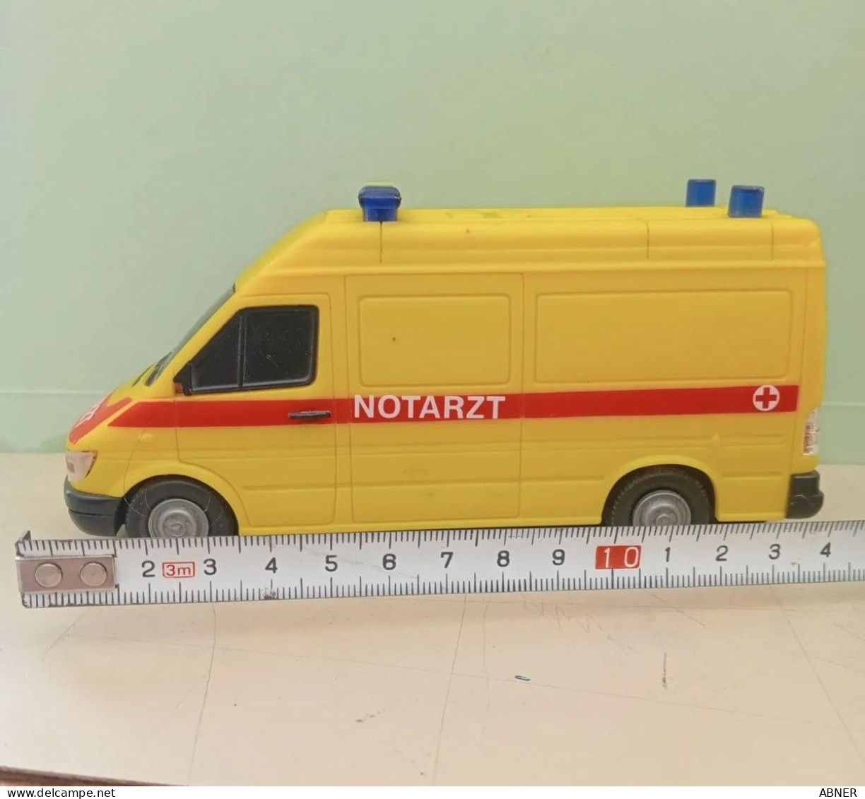 Ambulancia De Fricción Mercedes Benz De Dickie Toys, De Pasta. - Andere & Zonder Classificatie