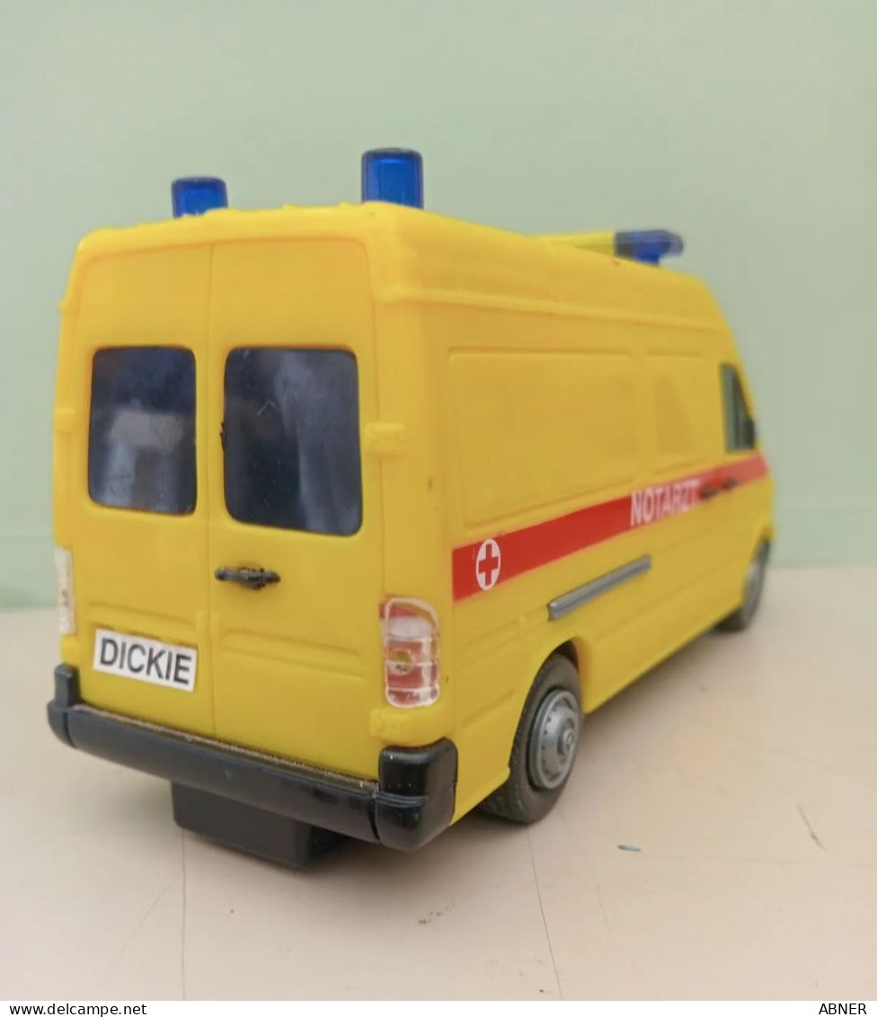 Ambulancia De Fricción Mercedes Benz De Dickie Toys, De Pasta. - Autres & Non Classés