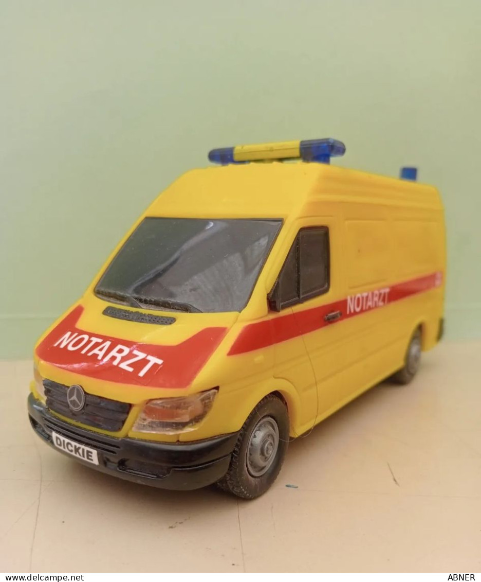 Ambulancia De Fricción Mercedes Benz De Dickie Toys, De Pasta. - Autres & Non Classés