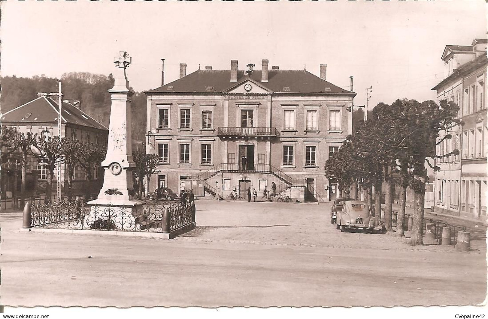 ORBEC (14) Place Foch - La Mairie - Le Monument En 1953  CPSM  PF (Voiture Peugeot 203) - Orbec