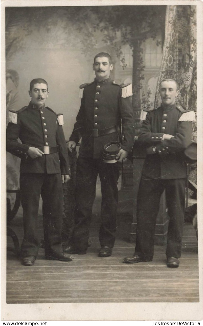 MILITARIA - Militaires - Soldats En Uniformes - Animé - Carte Postale Ancienne - Autres & Non Classés