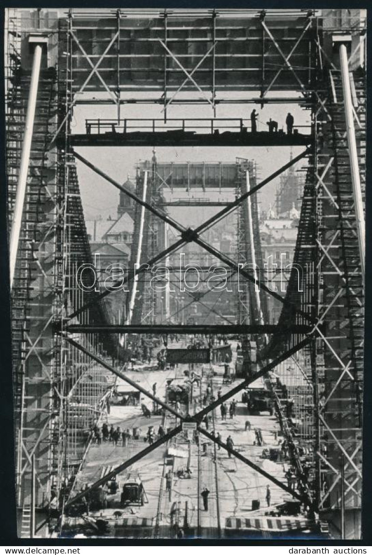 Cca 1964 Budapest, Vintage Fotó Az Erzsébet Híd építéséről, Jelzés Nélkül, Ezüst Zselatinos Fotópapíron, 24x16,5 Cm - Sonstige & Ohne Zuordnung