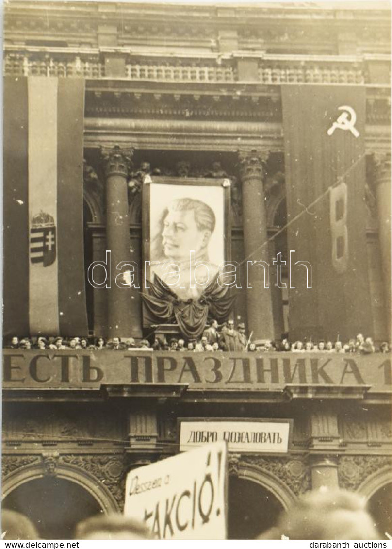 1945-1946 Budapest Feltehetően A Háború Befejezése Után Nem Sokkal Tartott Felvonulás, Sztálin Arcképe Alatt. Orosz Nyel - Autres & Non Classés
