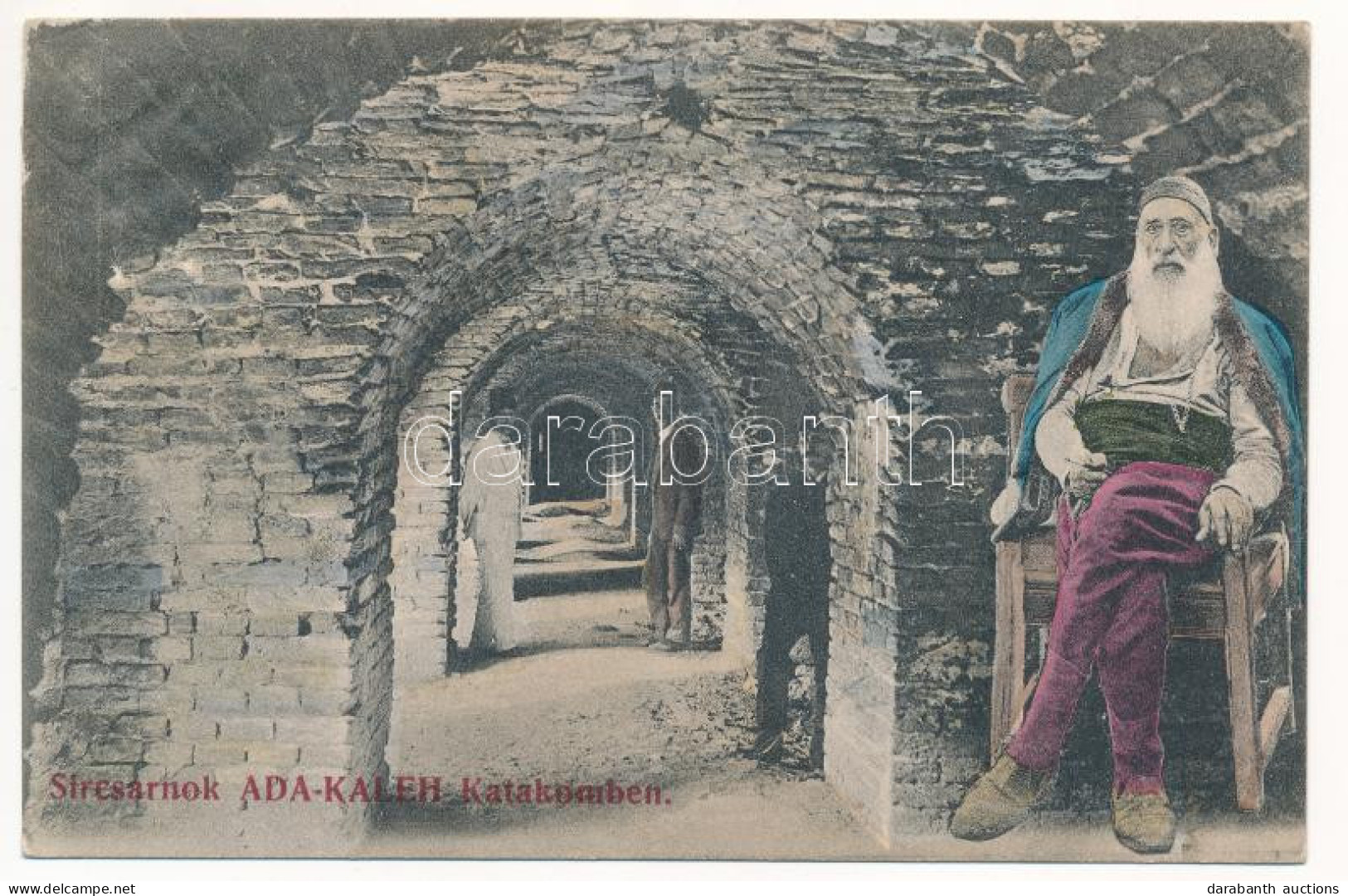 T3/T4 1909 Ada Kaleh, Sírcsarnok Törökökkel. Montázs Bego Mustafával / Katakomben / Catacombs, Turkish Men. Montage With - Unclassified