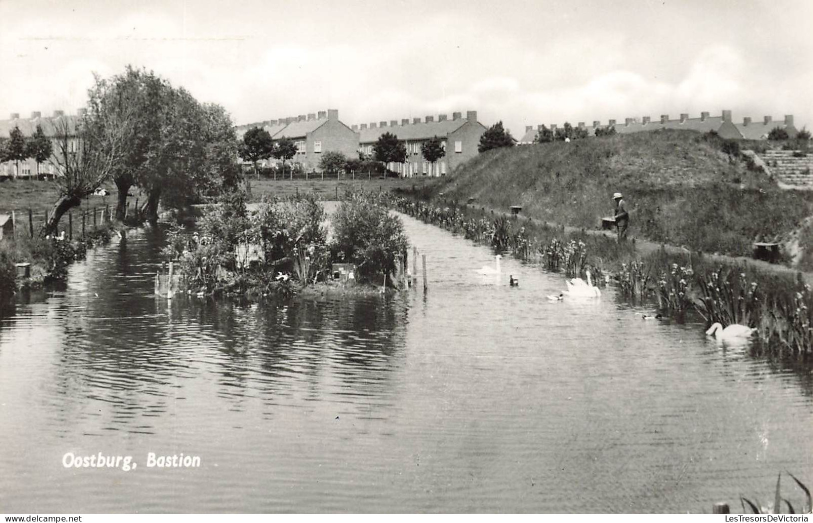 PAYS-BAS - Oostburg - Bastion - Vue Sur Un Lac - Des Maisons Au Loin - Carte Postale Ancienne - Sluis