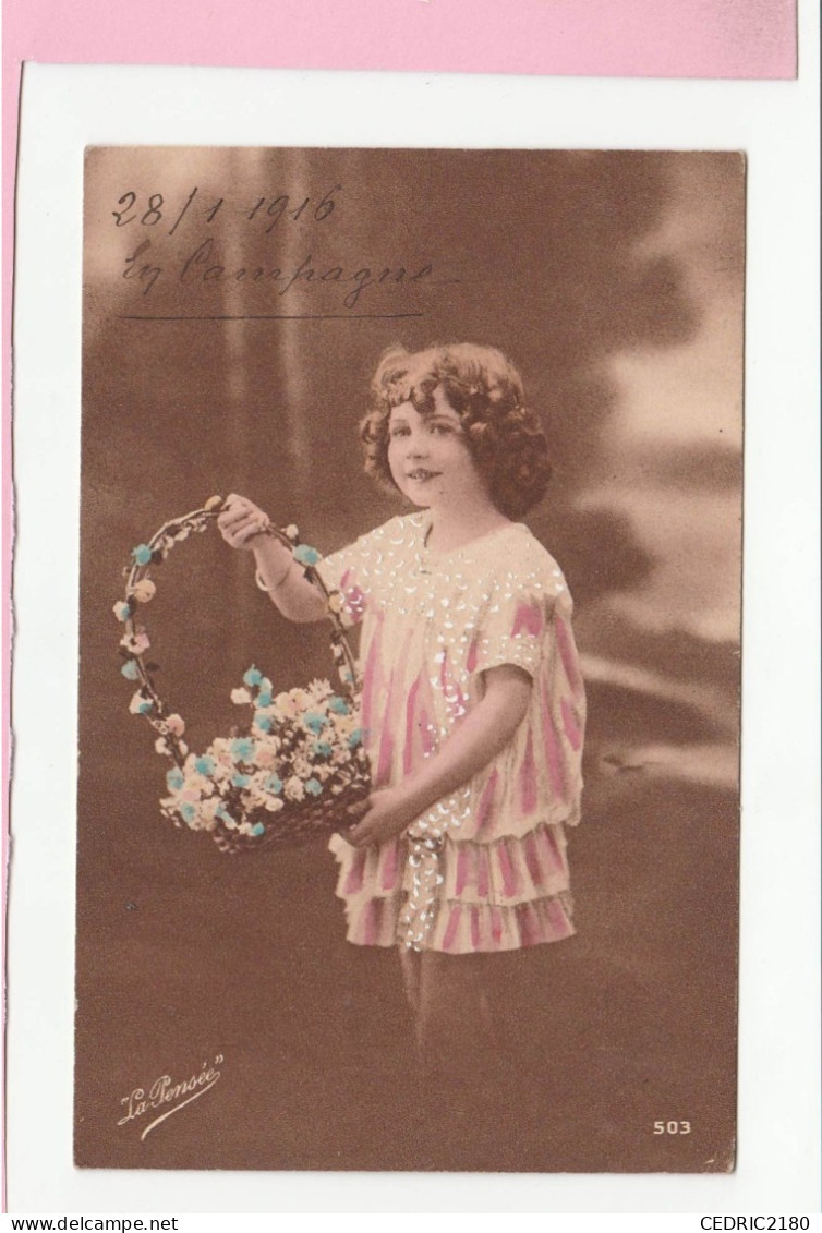 CARTE PETITE FILLE AVEC UN PANIER DE FLEURS - Autres & Non Classés