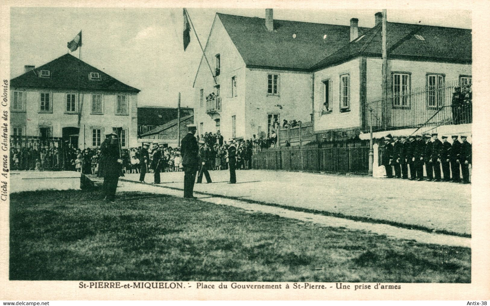 N65 - SAINT-PIERRE-ET-MIQUELON - Place Du Gouvernement à SAINT-PIERRE - Une Prise D'Armes - Saint-Pierre-et-Miquelon