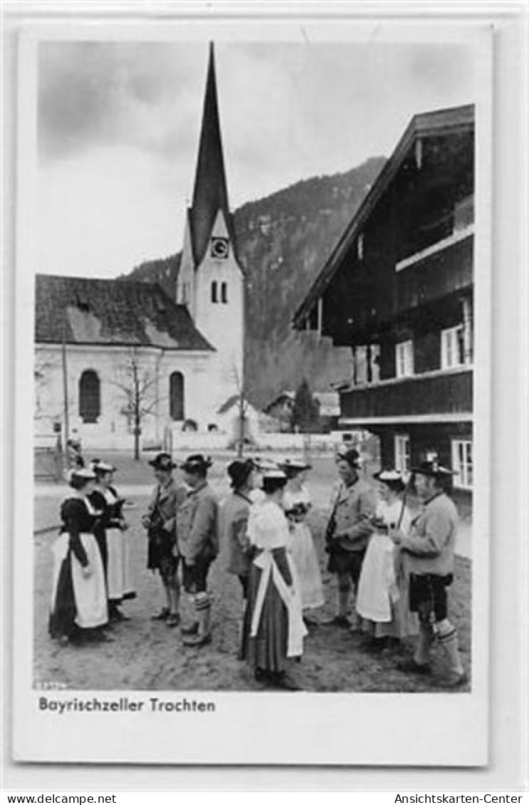 39111702 - Bayrischzell.  Ein Blick Auf Die Kirche Bayrischzeller Trachten Gelaufen. Leichter Stempeldurchdruck, Sonst  - Bad Wiessee