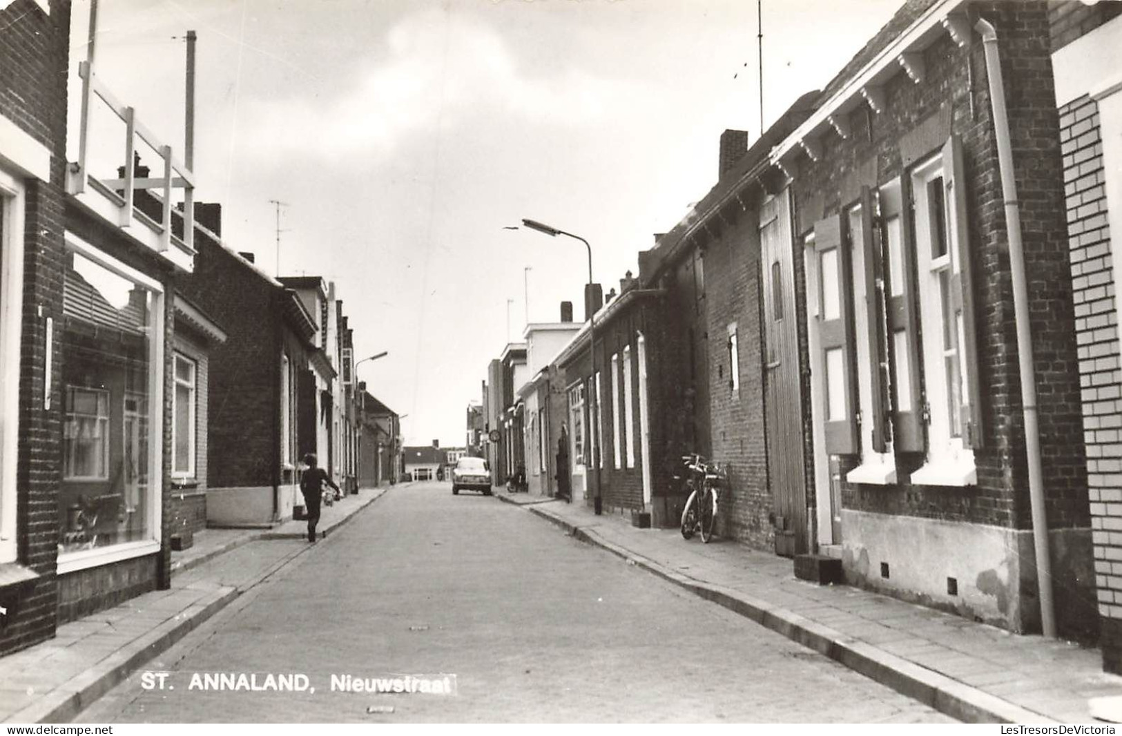 PAYS-BAS - Sint Annaland - Nieuwstraat - Vue Sur Une Rue - Voitures - Animé - Carte Postale Ancienne - Tholen