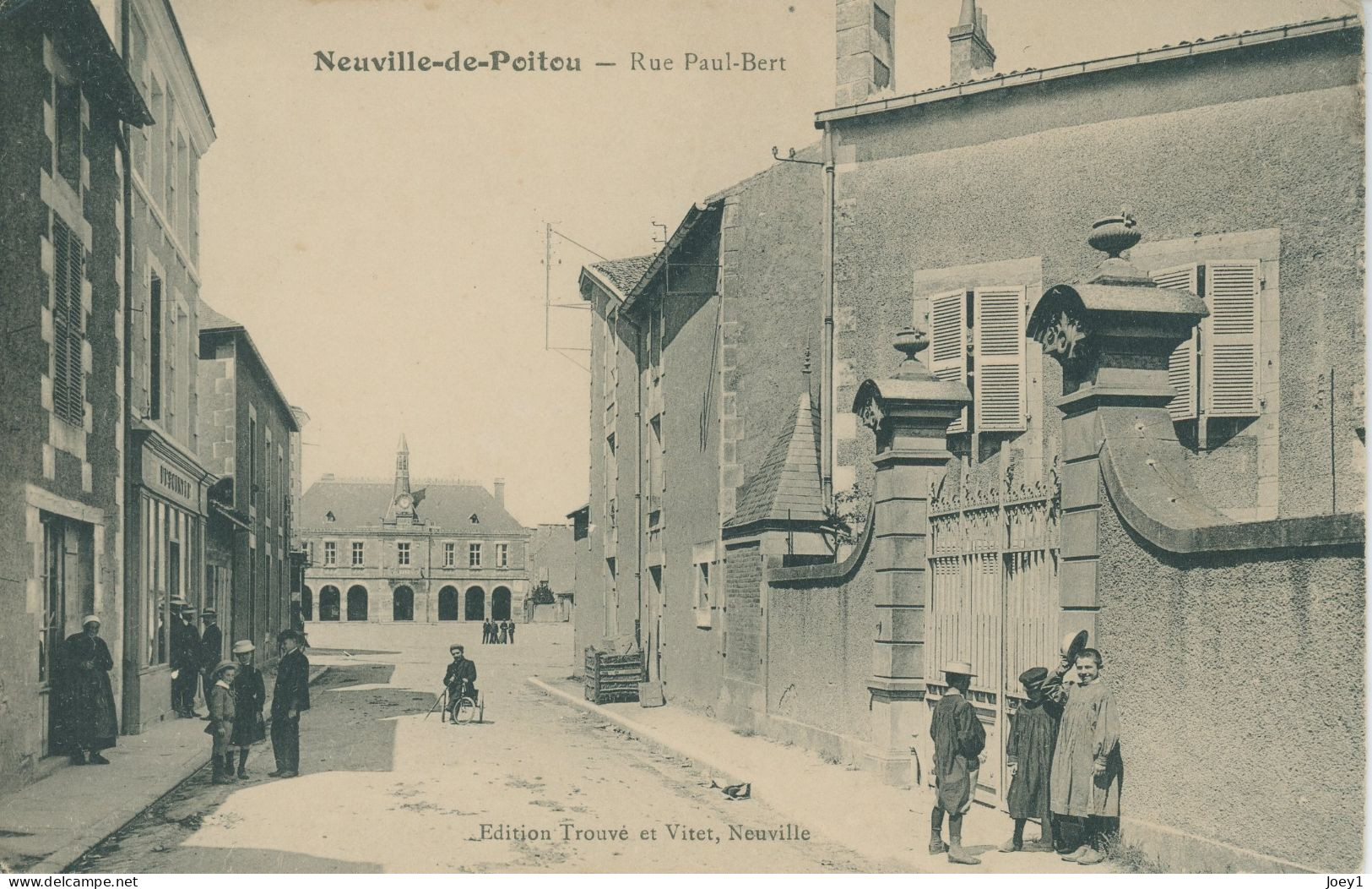 CPA  Neuville De Poitou  Rue Paul Bert - Neuville En Poitou