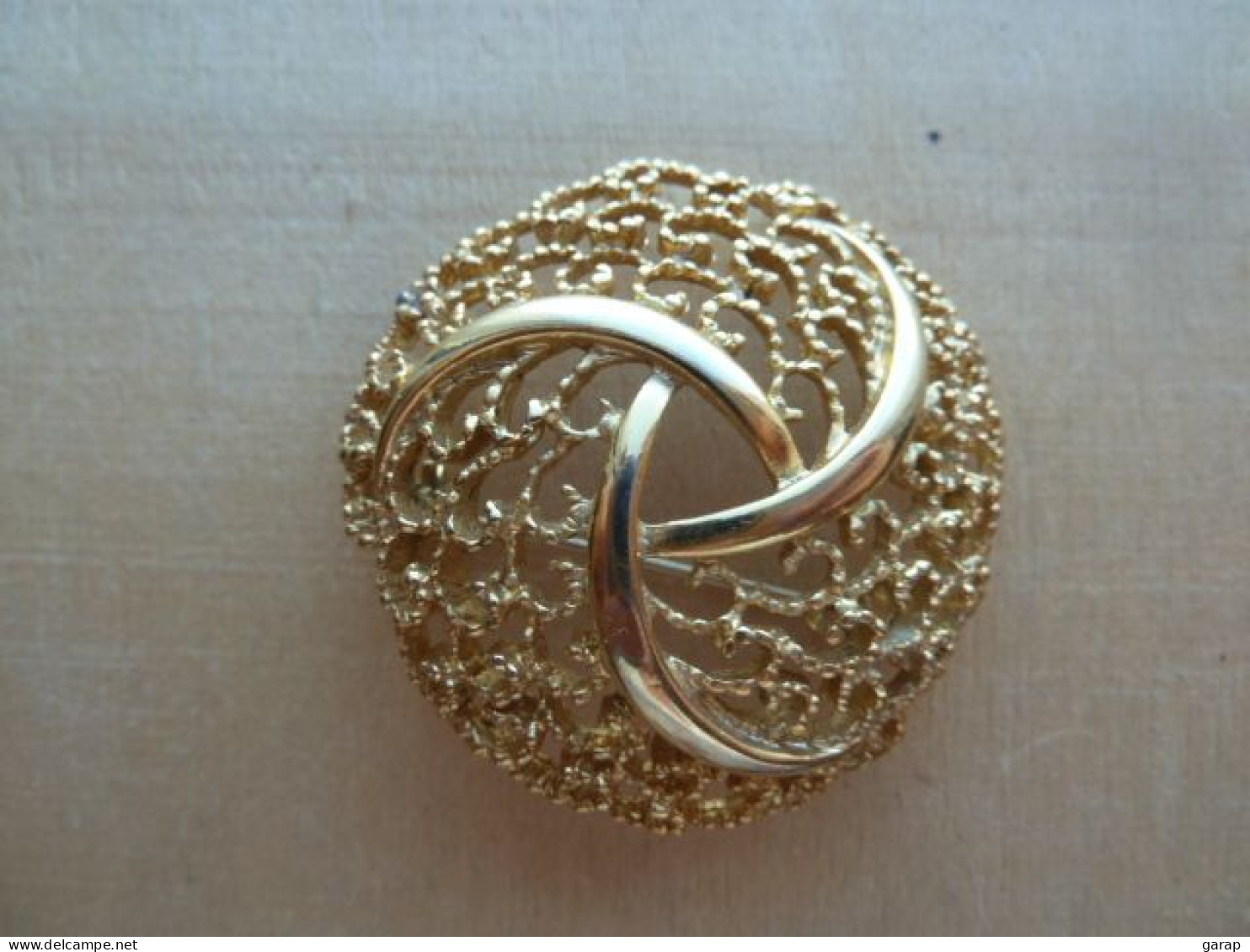 Broc-024 Broche Ancienne Ajourée ,finement Ouvragée En Métal Doré De 40mm De Diamètre, - Andere & Zonder Classificatie