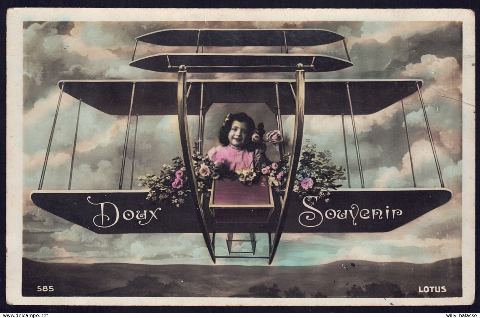 +++ CPA - Fantaisie - Surréalisme - Fillette Pilotant Un Avion - Fille - Girl - Montage Photo - Souvenir  // - Gruss Aus.../ Grüsse Aus...