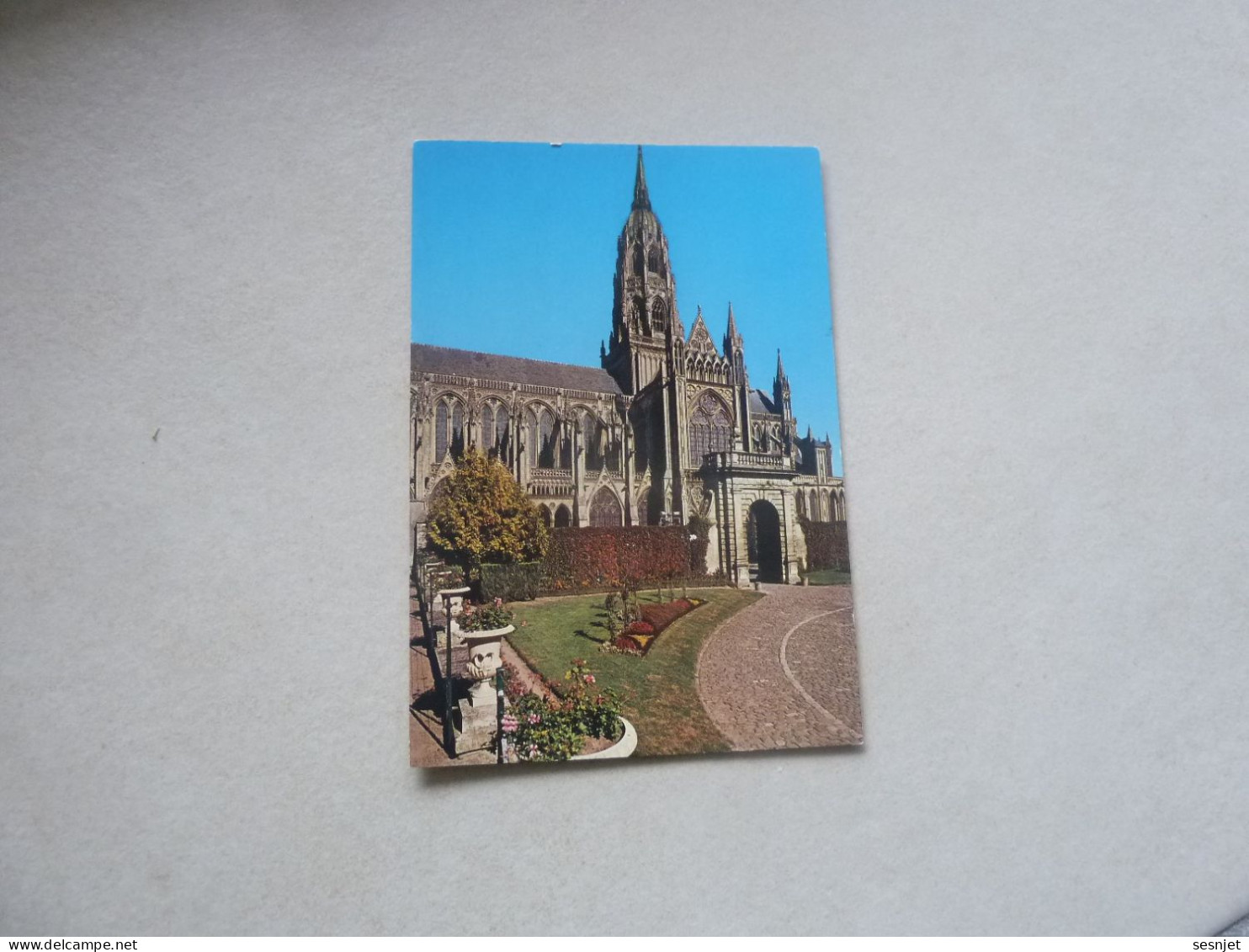 Bayeux - La Cathédrale Et Les Jardins - 7 - Xr 155 - Editions Artaud Frères - - Kirchen U. Kathedralen