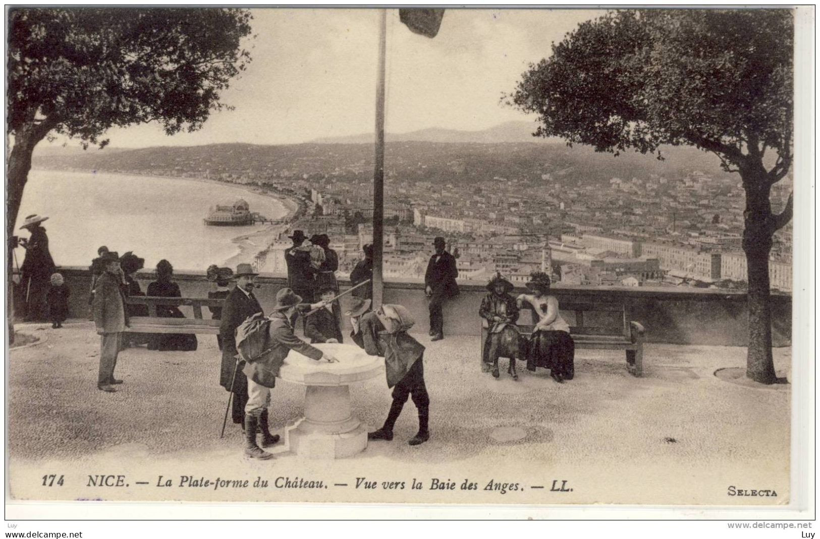 NICE, NIZZA  - La Plate-forme Du Chateau, Vue Vers La Baie Des Anges - Life In The Old Town (Vieux Nice)