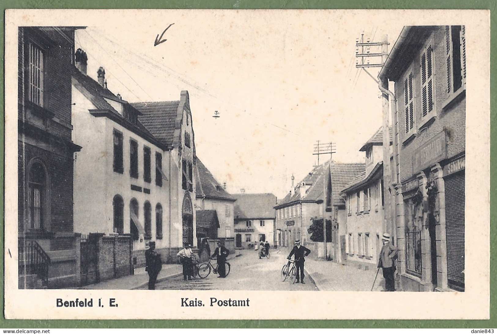 CPA Vue Rare - BAS RHIN - BENFELD - KAIS. POSTAM (la Poste) - Animation, Cyclistes - Benfeld