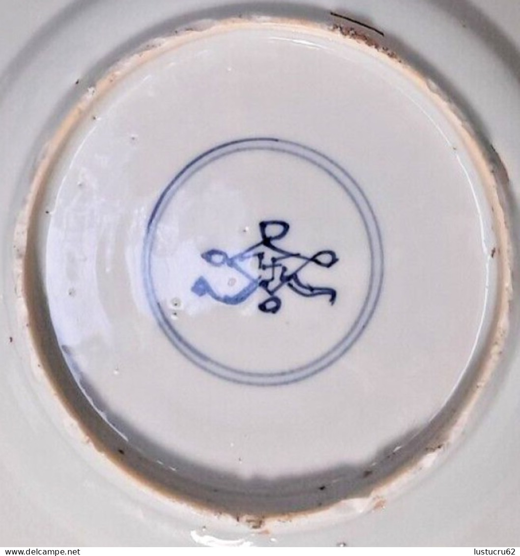 Chine Kangxi, XVIIIe Siècle Assiette Porcelaine Signée D'un Swastika Dans Un Double Cercle - Arte Asiatica
