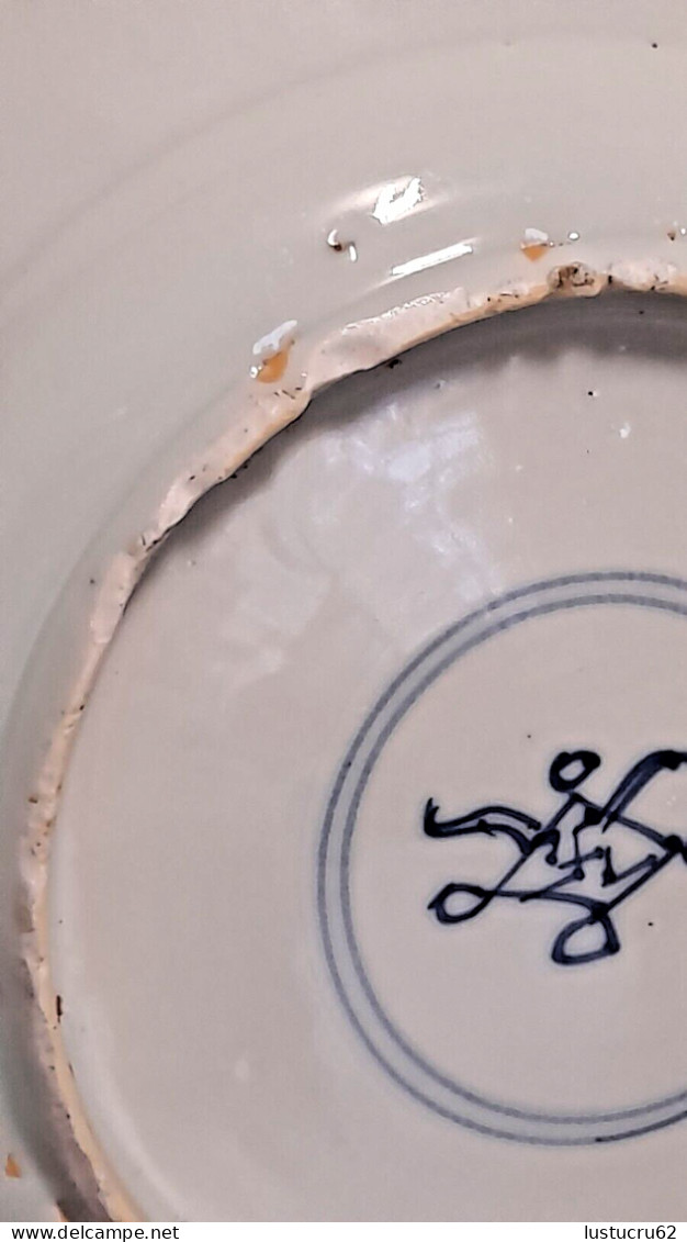Chine Kangxi, XVIIIe siècle Assiette porcelaine signée d'un Swastika dans un double cercle
